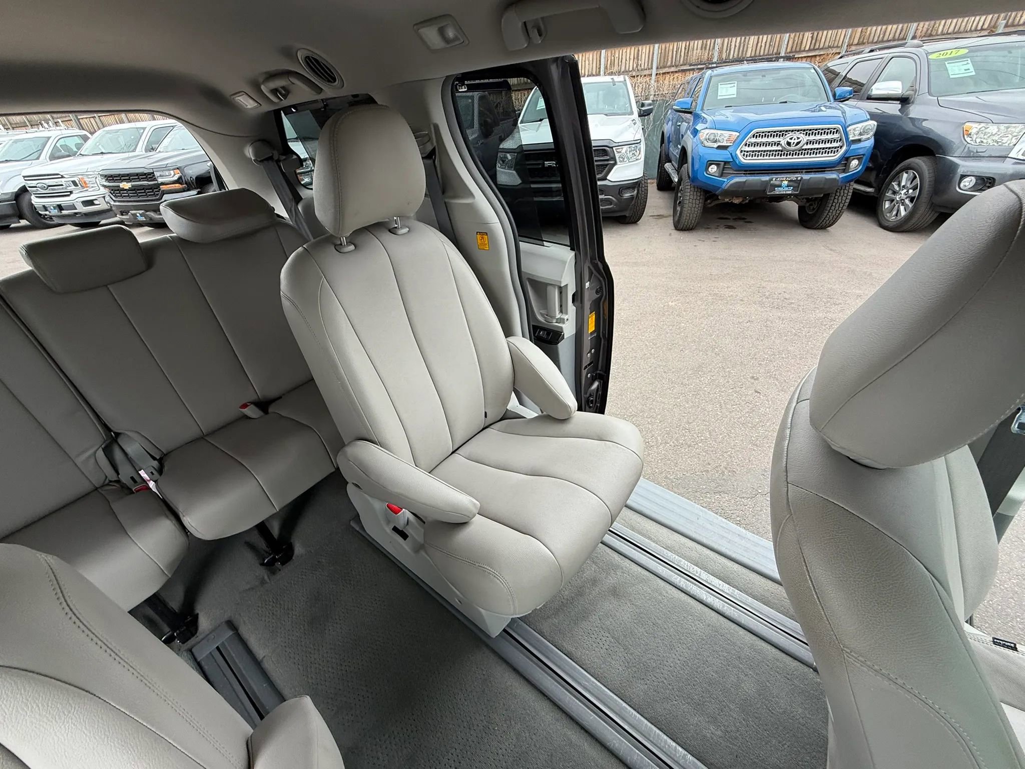 Used 2013 Toyota Sienna LE w/ Towing Pkg image 43