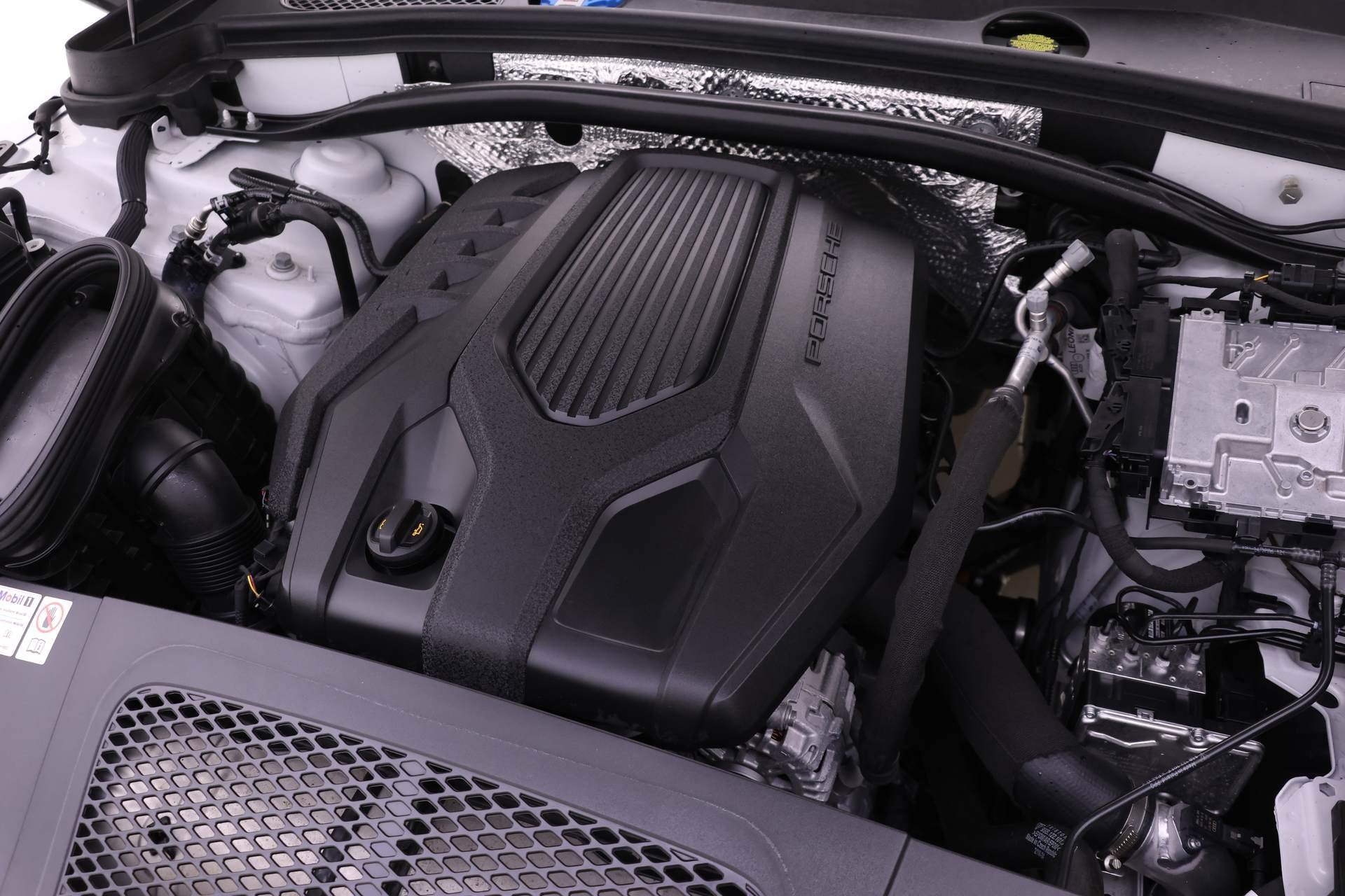 Used 2025 Porsche Macan image 24