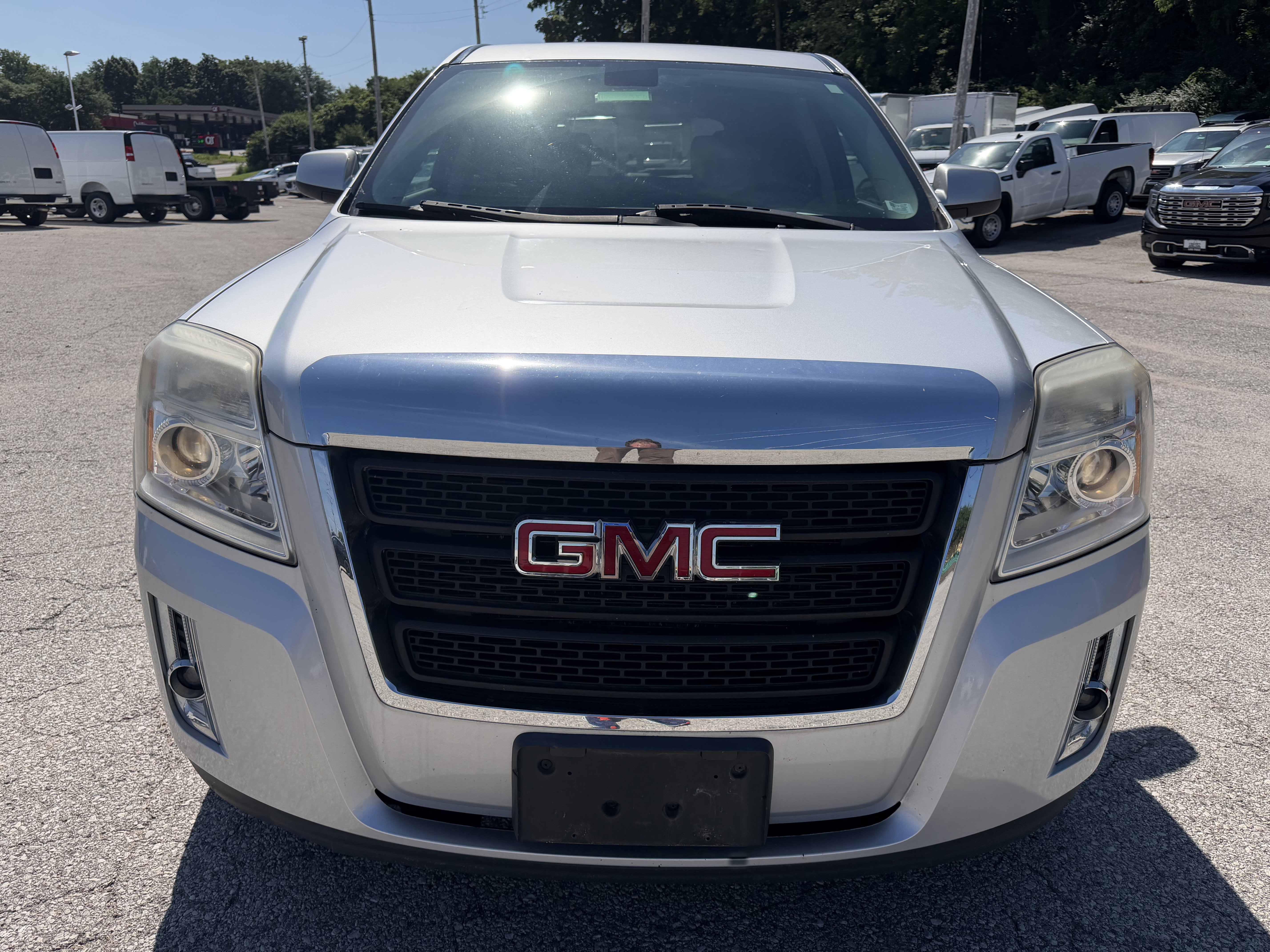 Used 2010 GMC Terrain SLE FWD image 2