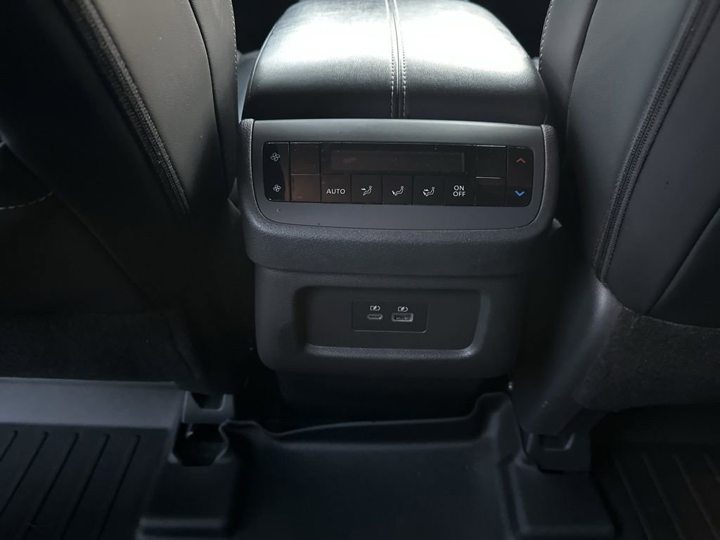 Used 2023 Nissan Pathfinder SL image 16