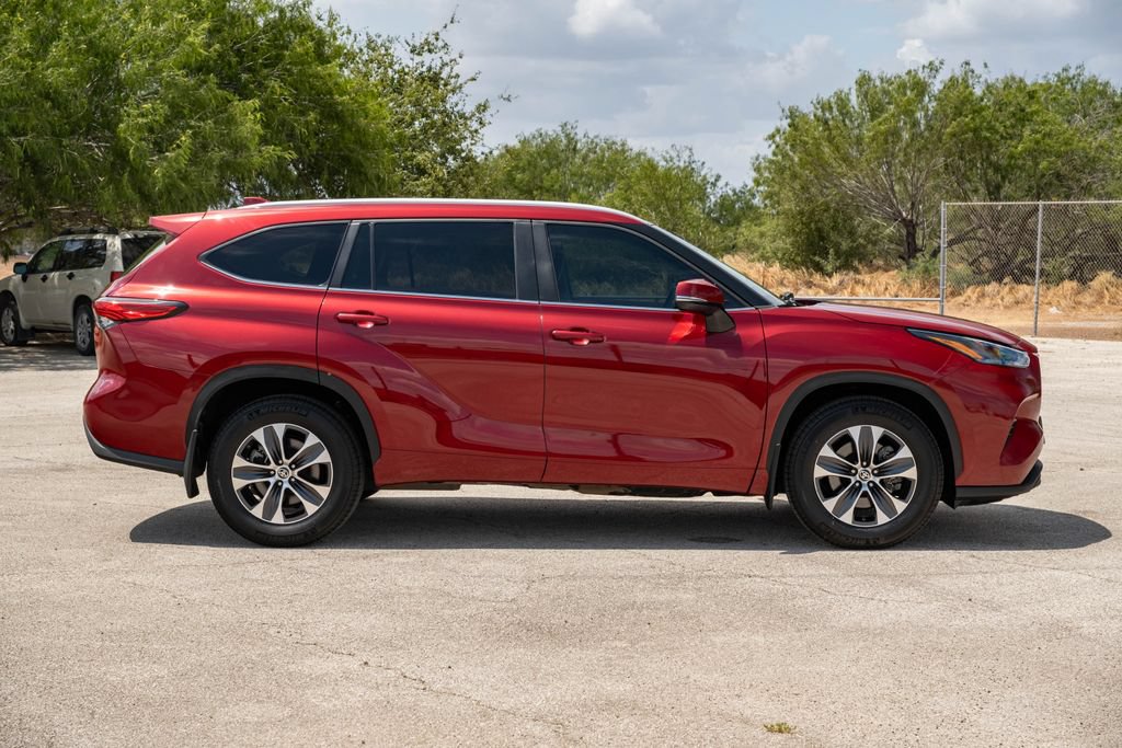 Used 2023 Toyota Highlander XLE FWD image 9