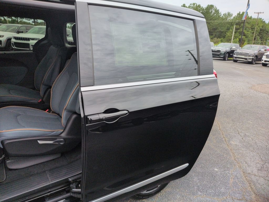 New 2027 Chrysler Pacifica Pinnacle w/ Theater Group FWD image 28