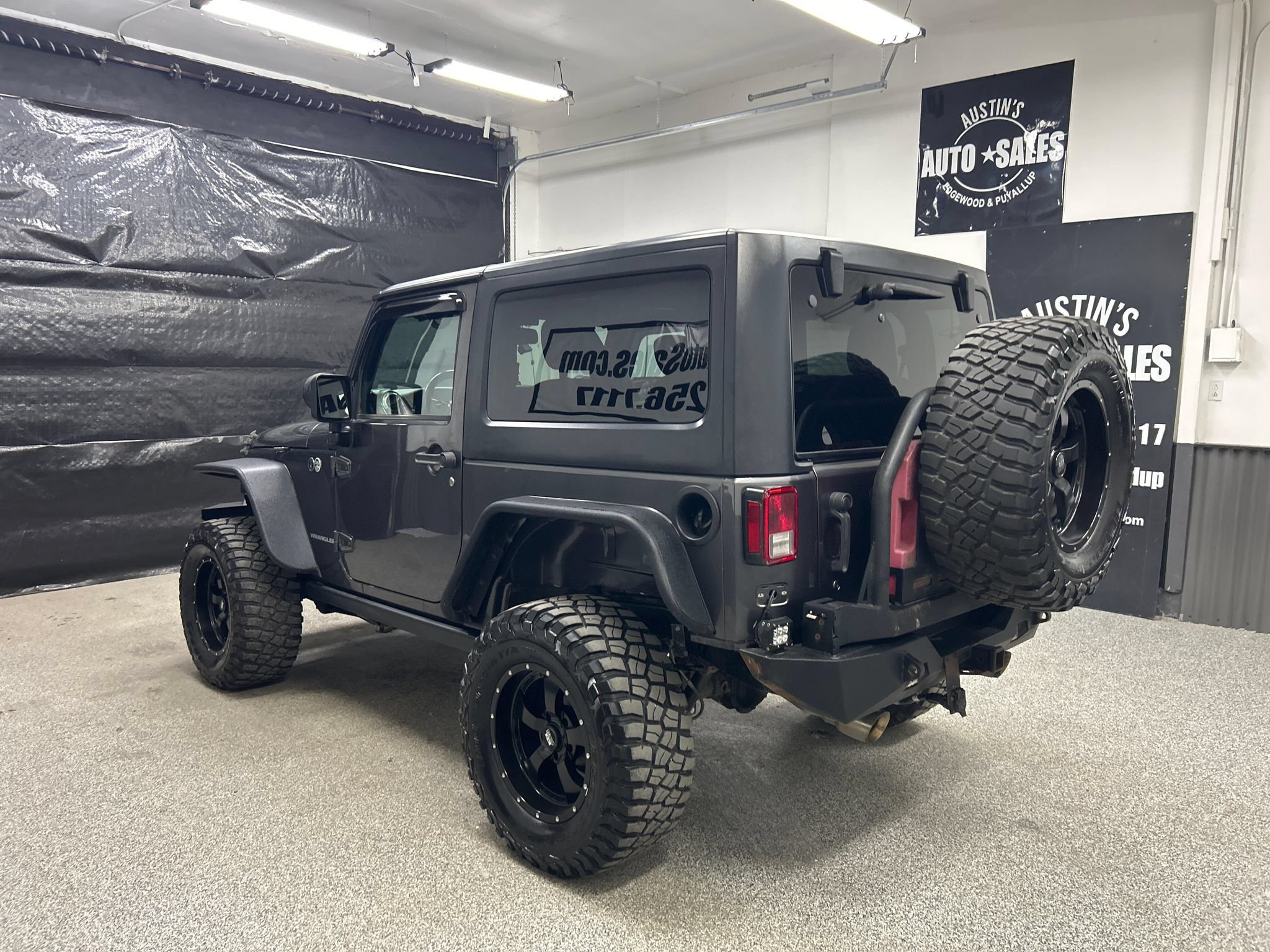 Used 2017 Jeep Wrangler Rubicon w/ Power Convenience Group AWD/4WD image 4