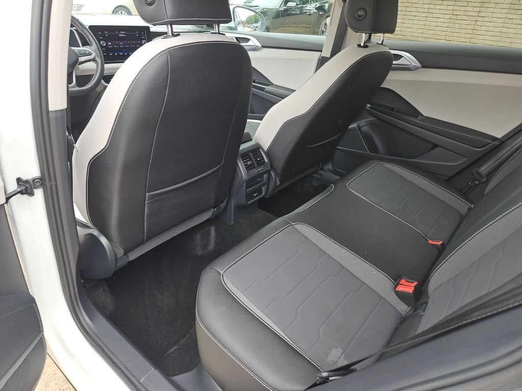 Used 2025 Volkswagen Taos SE AWD/4WD image 27