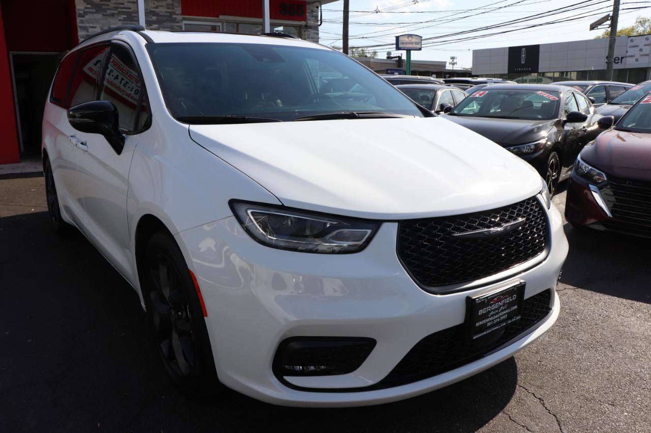 Used 2025 Chrysler Pacifica Limited FWD image 7