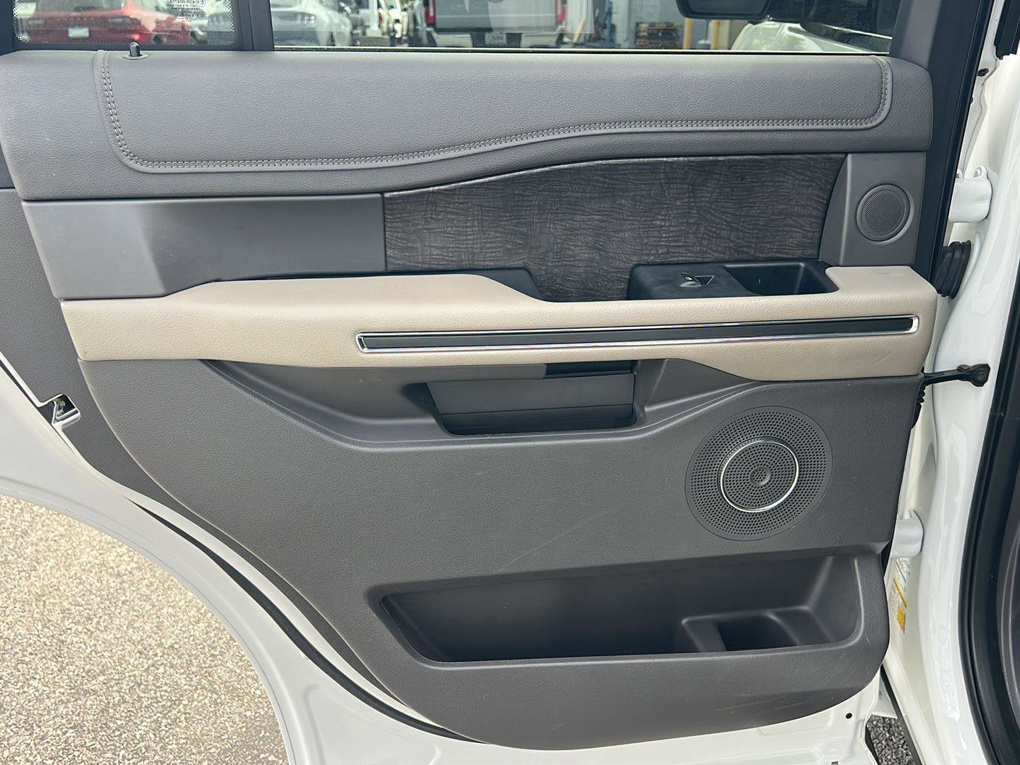 Used 2021 Ford Expedition Limited image 19