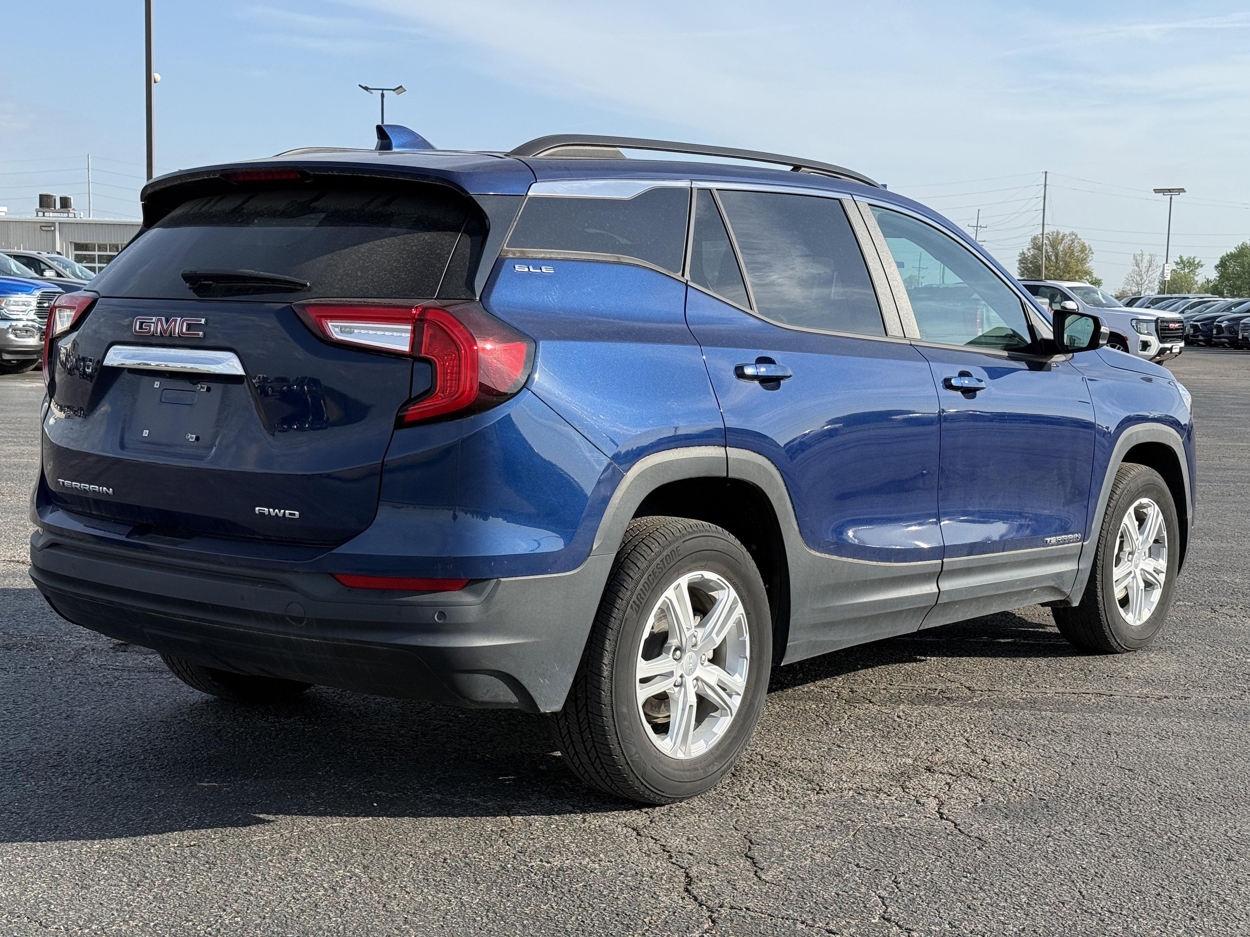 Used 2022 GMC Terrain SLE w/ Driver Convenience Package AWD/4WD image 3