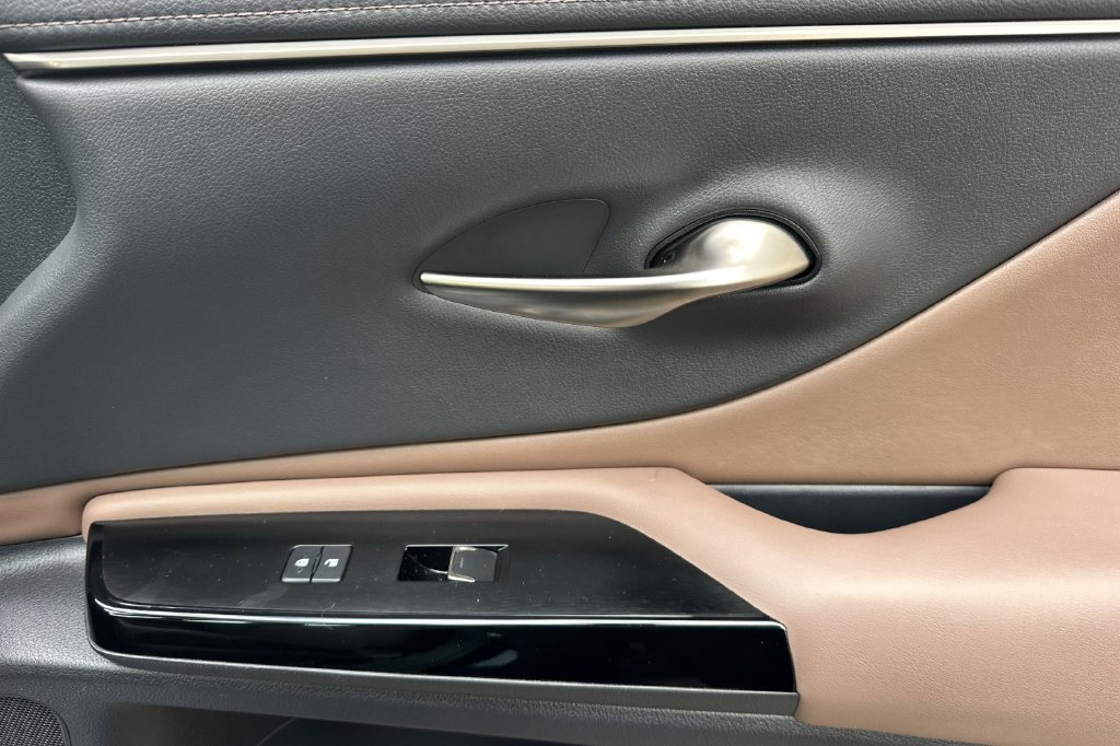 Used 2022 Lexus ES 300h w/ Accessory Package 2 FWD image 19