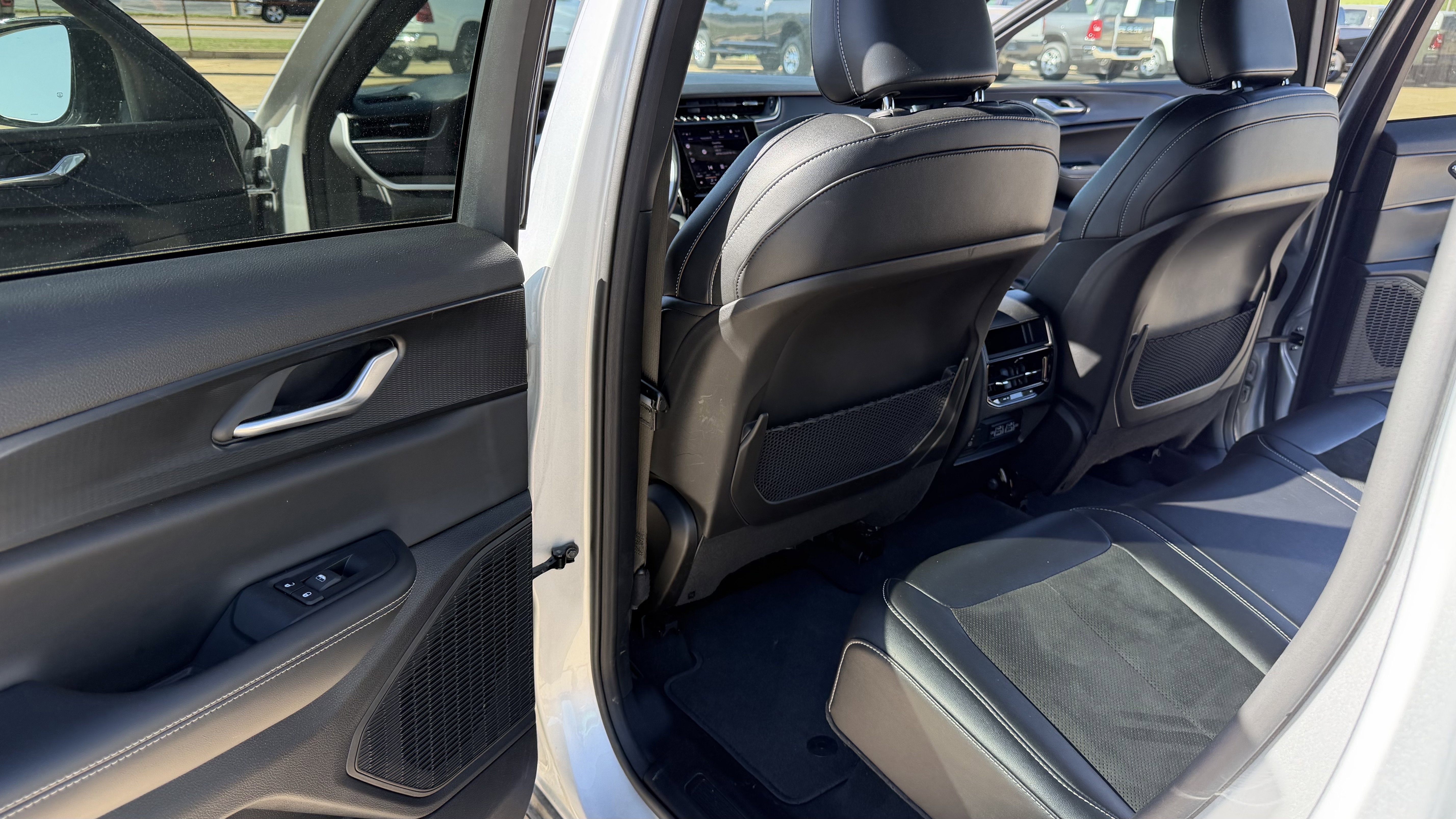 Used 2025 Jeep Grand Cherokee Altitude AWD/4WD image 30