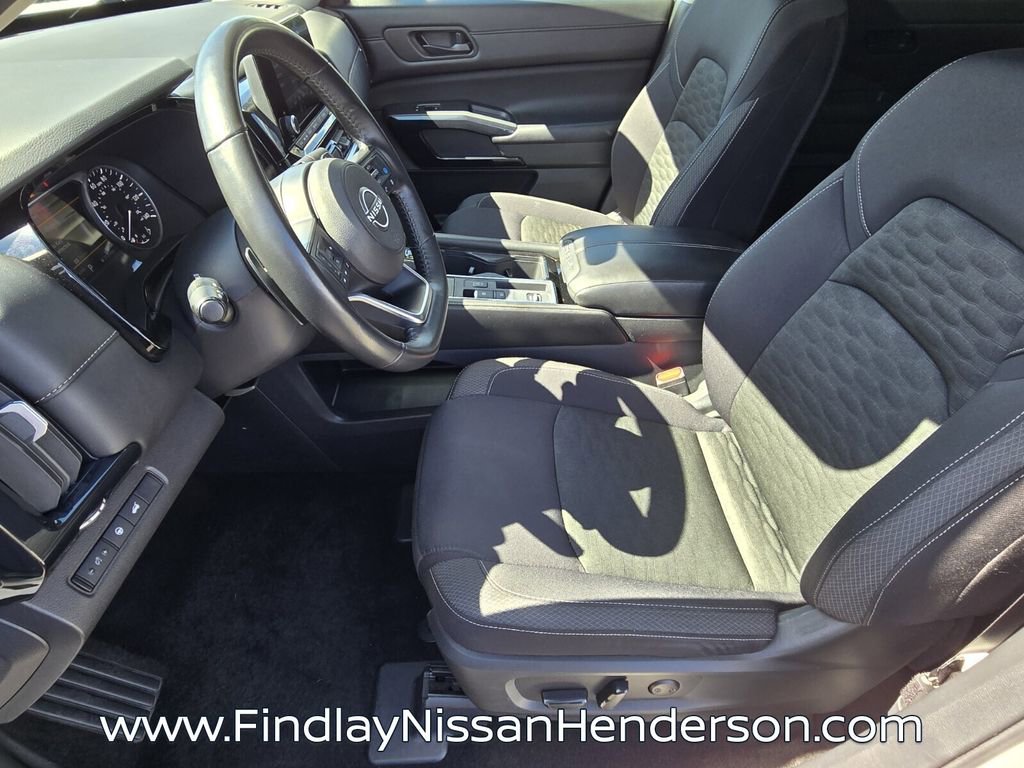 Used 2025 Nissan Pathfinder SV image 10