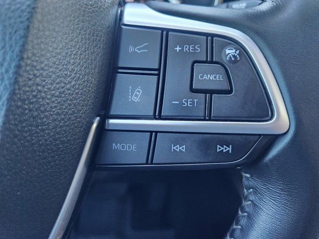 Used 2025 Toyota Highlander XLE image 32