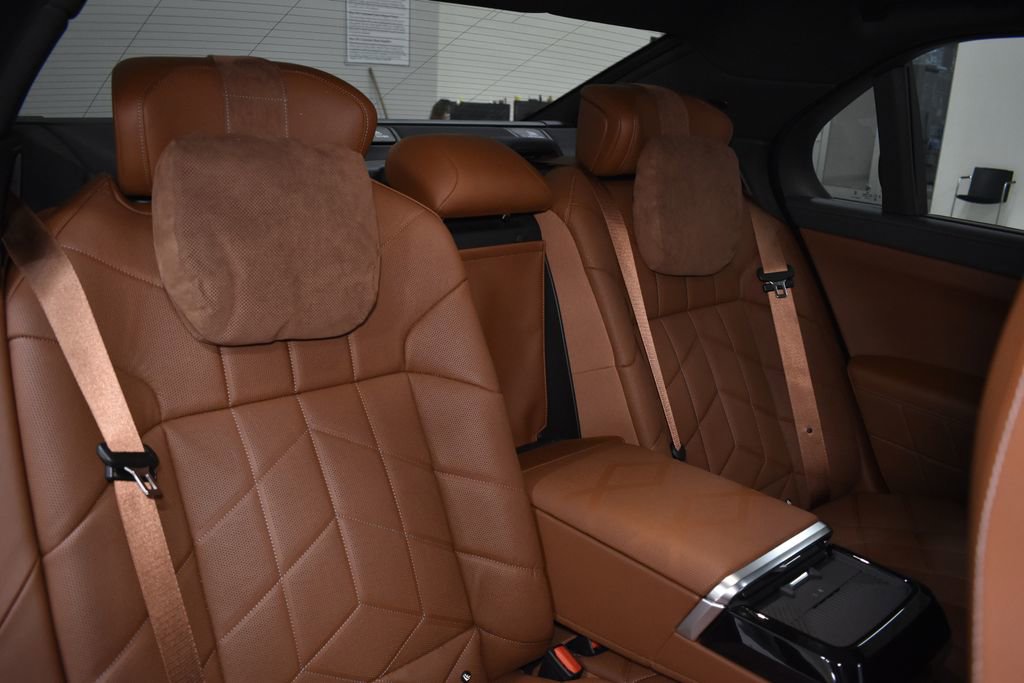 Used 2025 BMW i7 xDrive60 AWD/4WD image 38