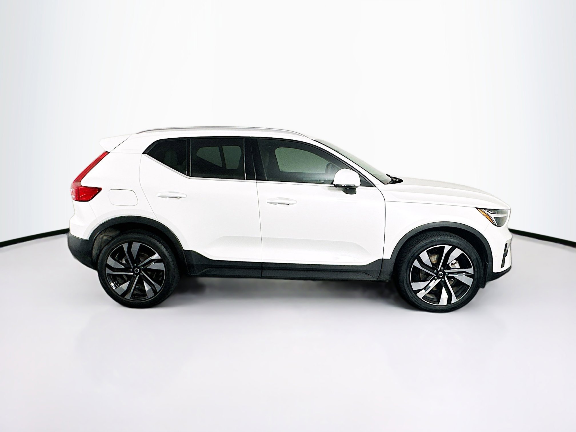 Used 2024 Volvo XC40 B5 Plus w/ Climate Package AWD/4WD image 10