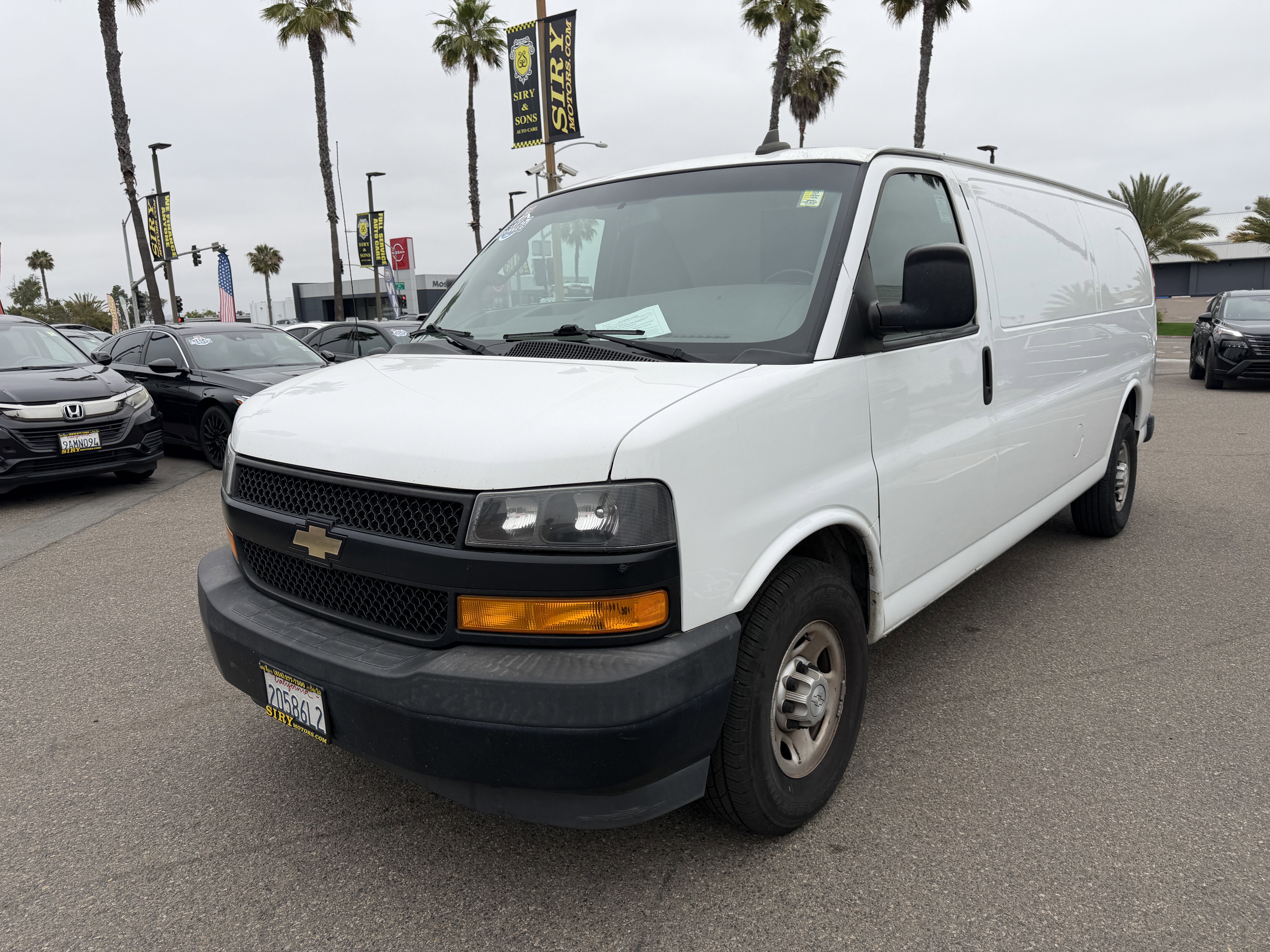 Used 2018 Chevrolet Express 3500 Extended w/ Driver Convenience Package RWD image 3