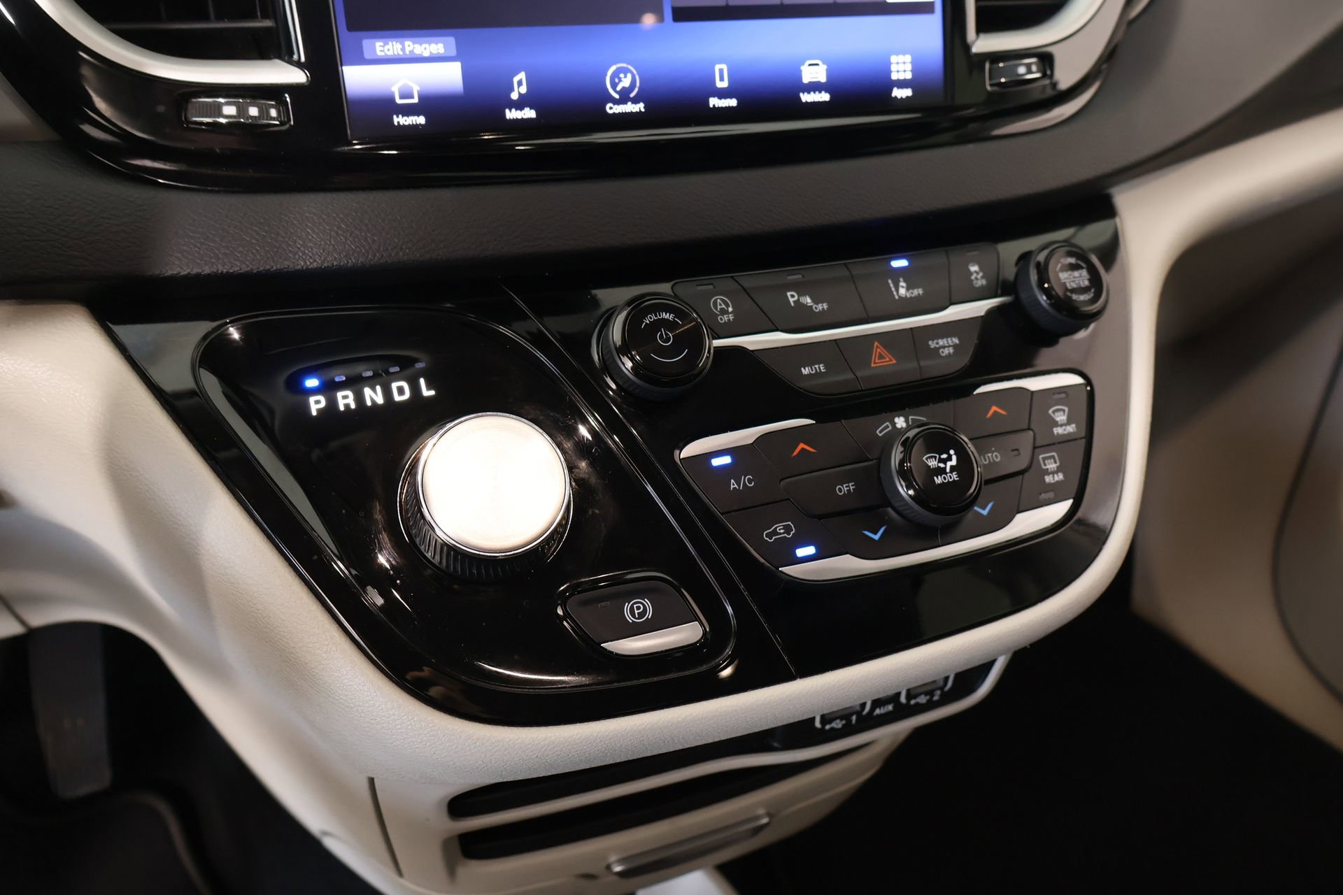 Used 2023 Chrysler Pacifica Touring-L image 7