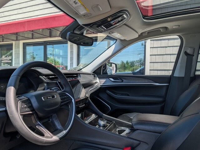 Used 2024 Jeep Grand Cherokee Limited w/ Black Appearance Package AWD/4WD image 9