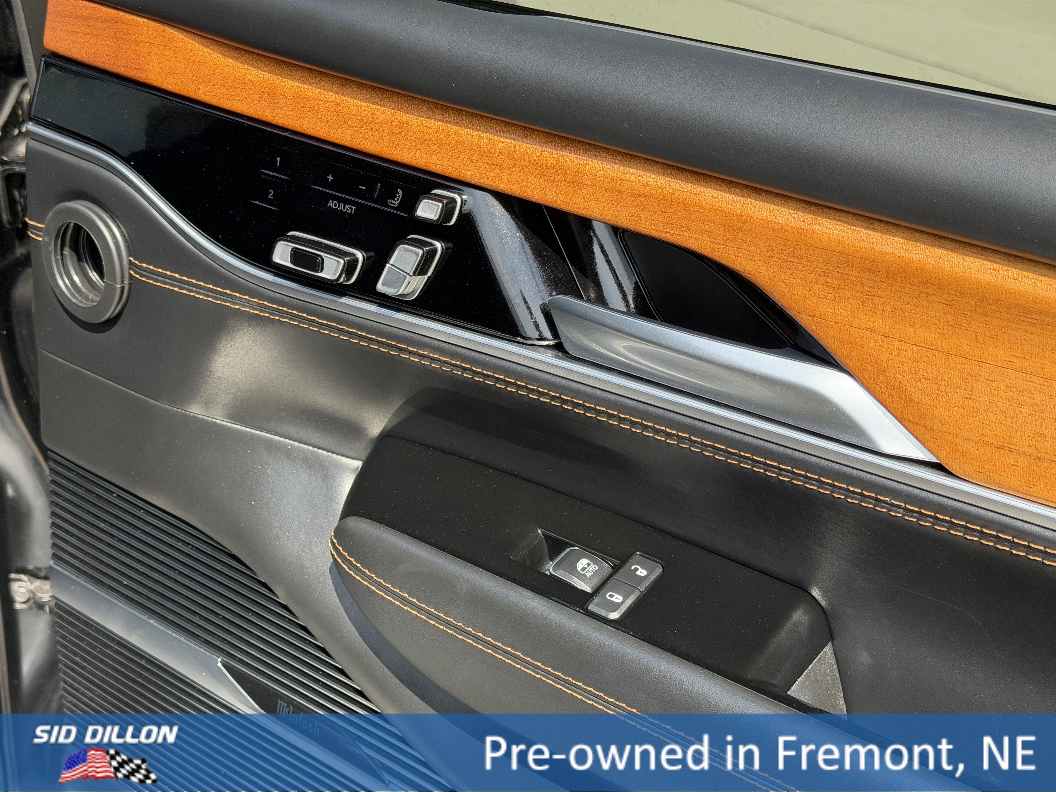 Used 2023 Jeep Grand Wagoneer Series III AWD/4WD image 19