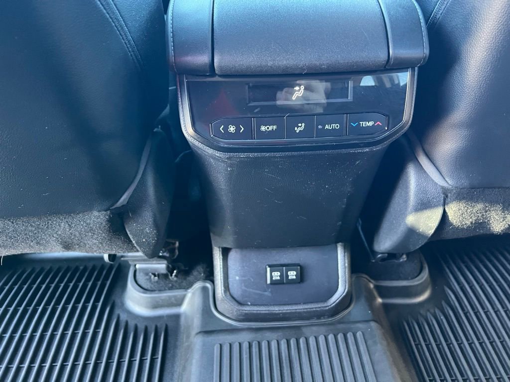 Used 2021 Toyota Highlander XLE image 22