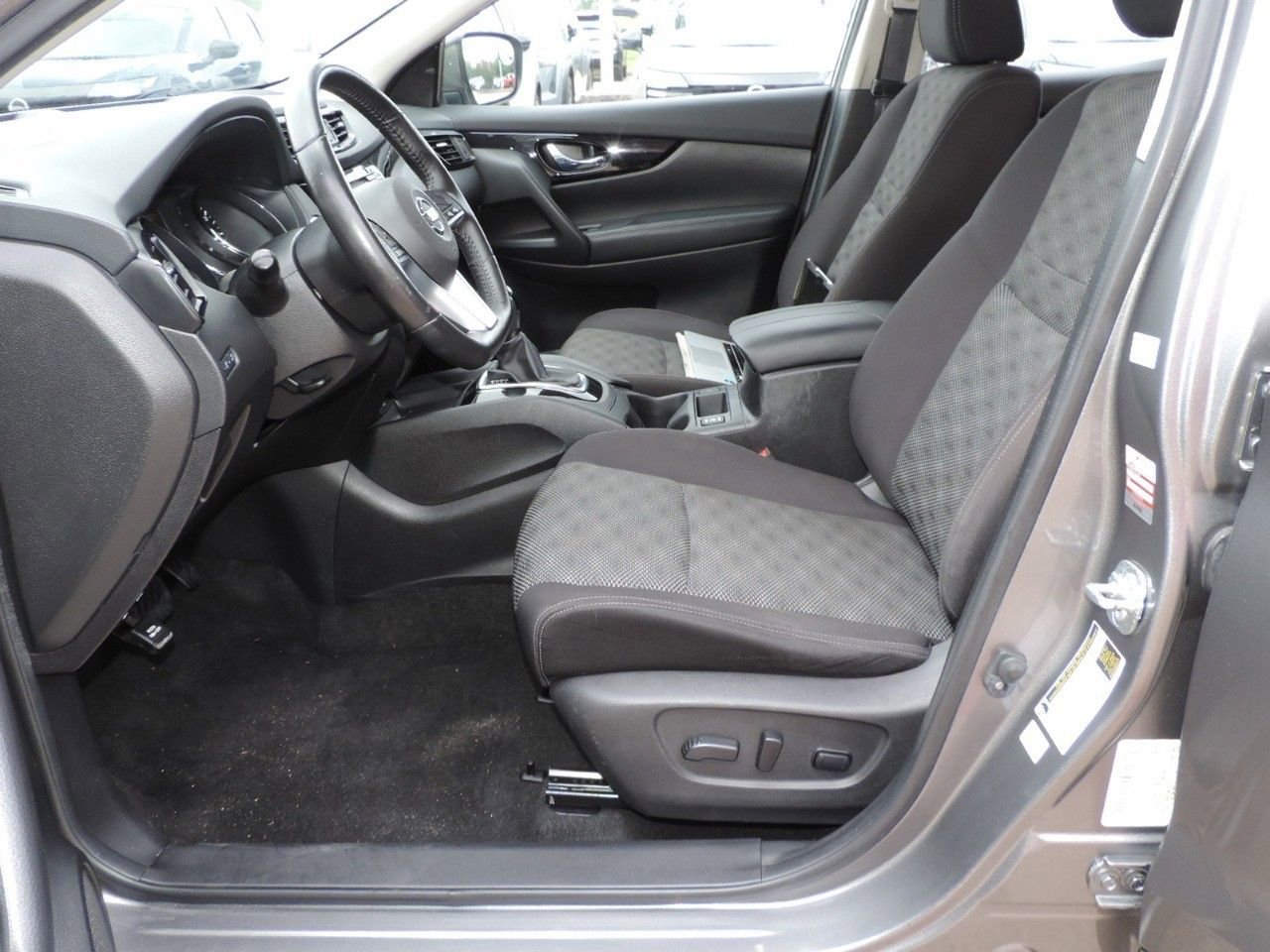 Used 2018 Nissan Rogue Sport SV w/ SV Technology Package image 19