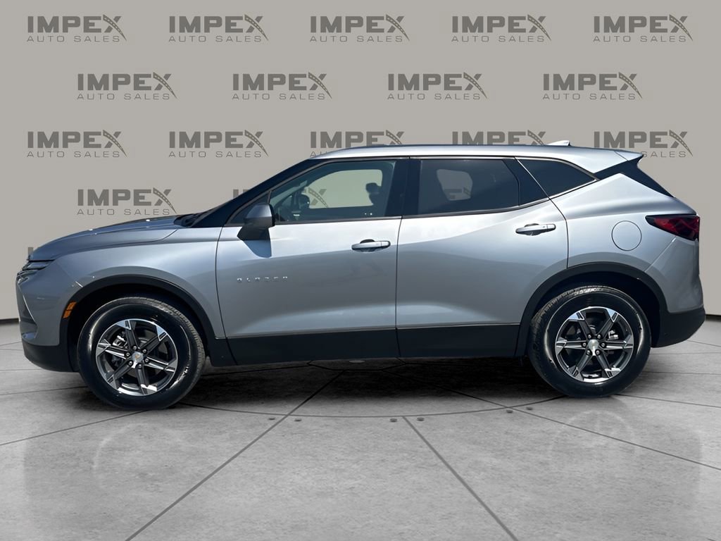 Used 2025 Chevrolet Blazer LT image 2