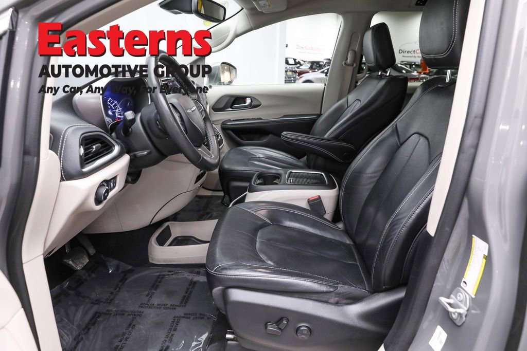 Used 2022 Chrysler Pacifica Touring-L image 14
