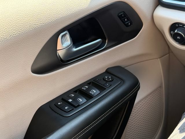 Used 2024 Chrysler Pacifica Limited FWD image 15