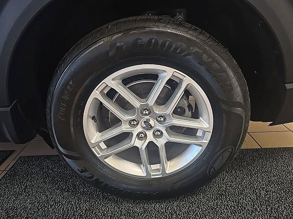 Used 2025 Ford Explorer Active AWD/4WD image 43