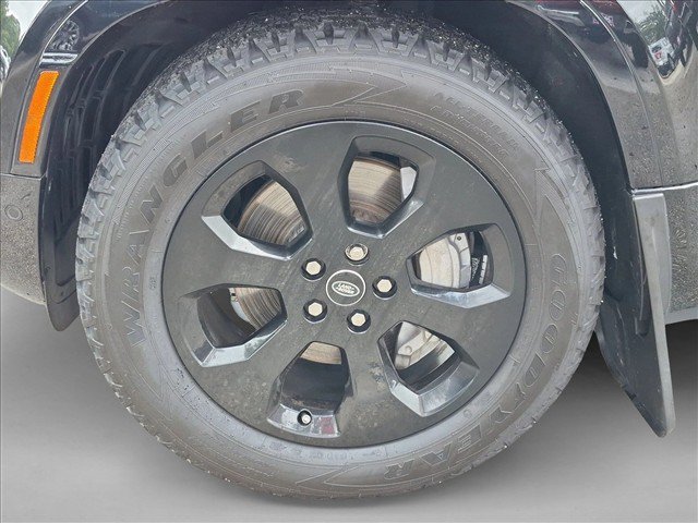 Used 2025 Land Rover Defender 110 X-Dynamic SE AWD/4WD image 25