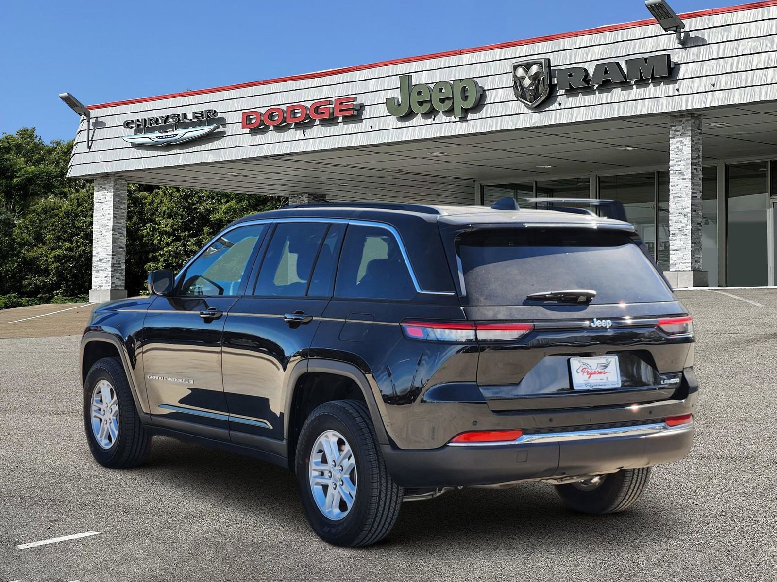 Used 2025 Jeep Grand Cherokee Laredo w/ Luxury Tech Group I image 5