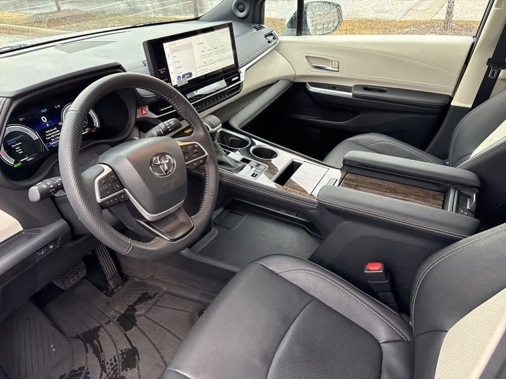 Used 2025 Toyota Sienna Limited image 16
