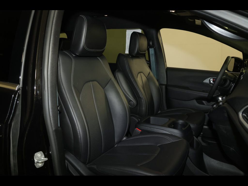 Used 2025 Chrysler Pacifica Select image 29