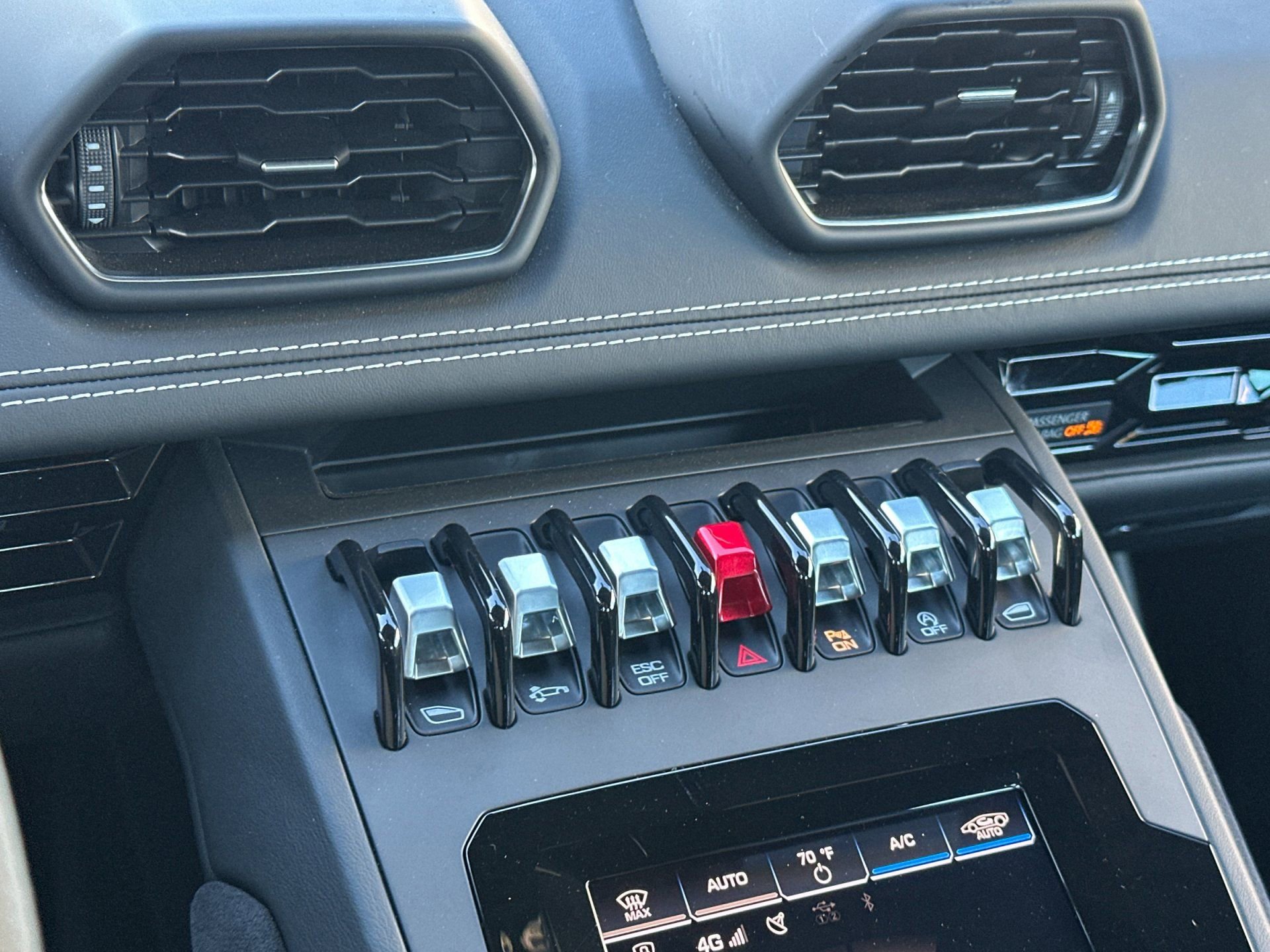 Used 2020 Lamborghini Huracan EVO image 24