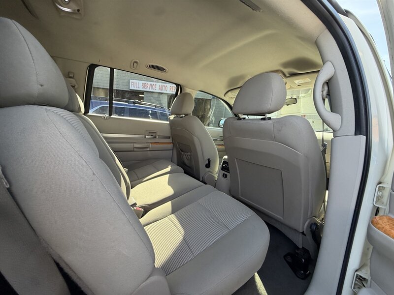 Used 2007 Chrysler Aspen Limited RWD image 13
