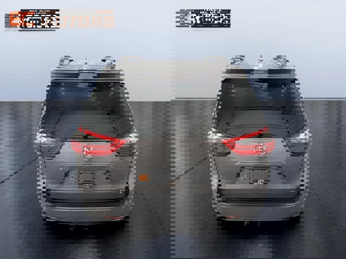 Used 2020 Toyota Sienna LE image 5