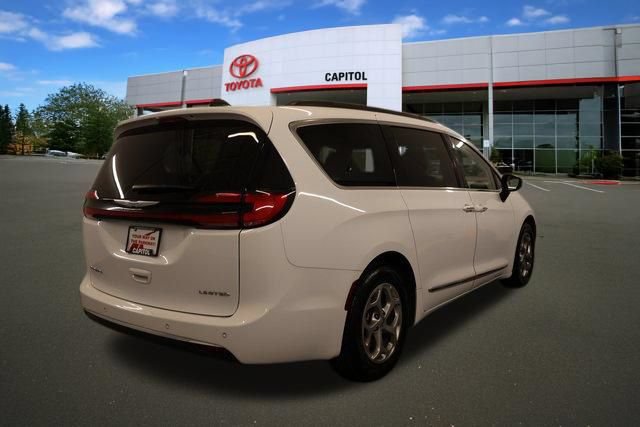 Used 2023 Chrysler Pacifica Limited FWD image 2