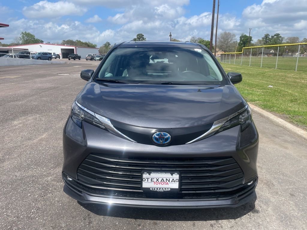 Used 2025 Toyota Sienna XLE image 2