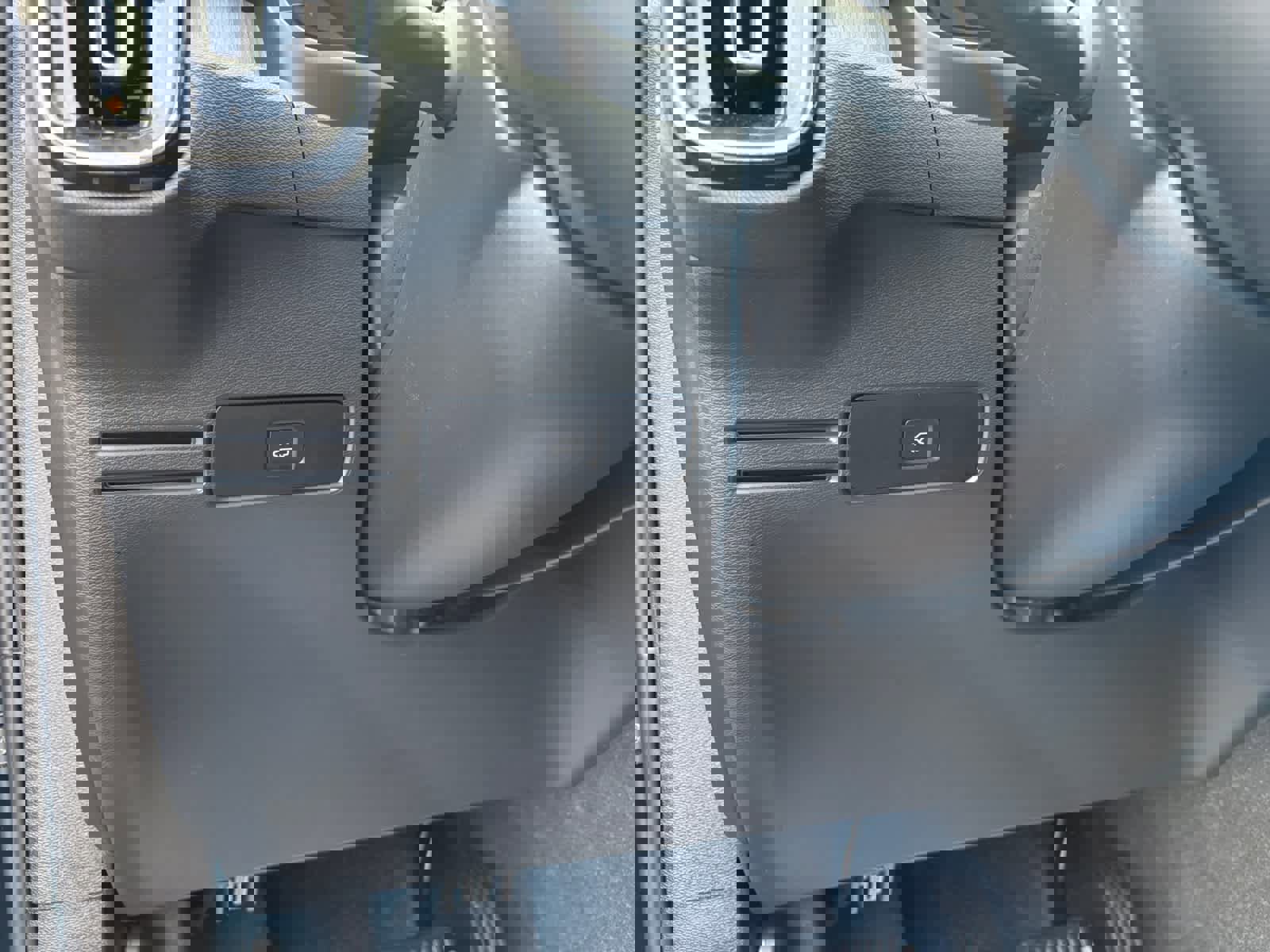 Used 2025 Volvo XC40 B5 Plus image 21