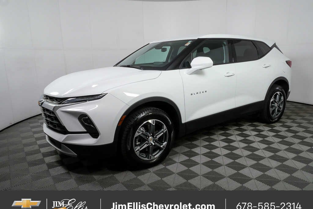 Certified 2025 Chevrolet Blazer LT FWD image 2