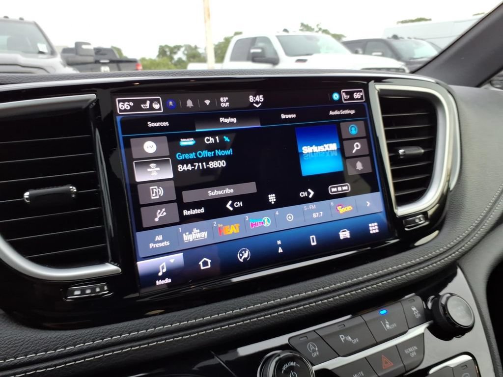 Certified 2025 Chrysler Pacifica Limited FWD image 17