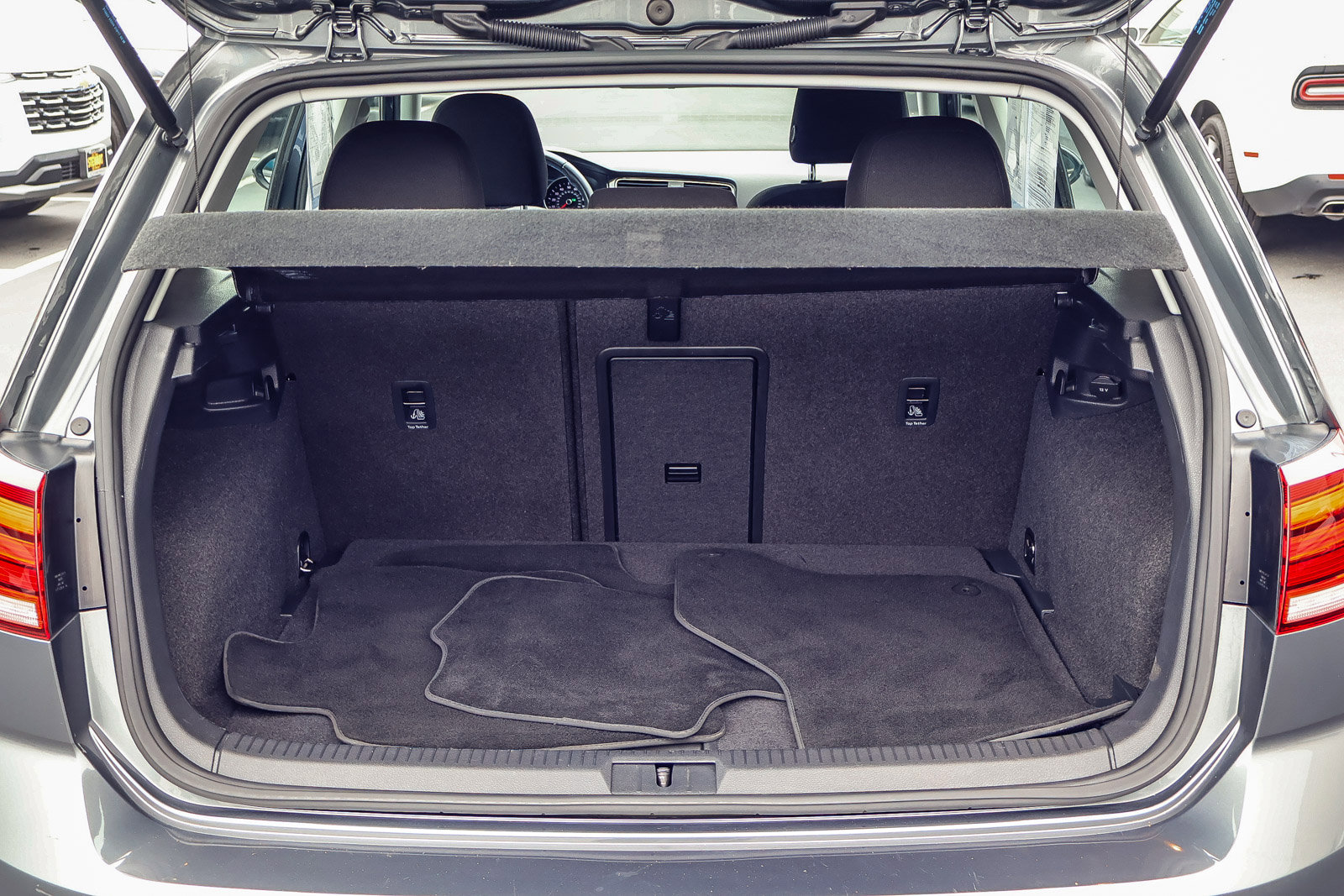 Used 2017 Volkswagen e-Golf SE w/ DC Fast Charging Package image 15