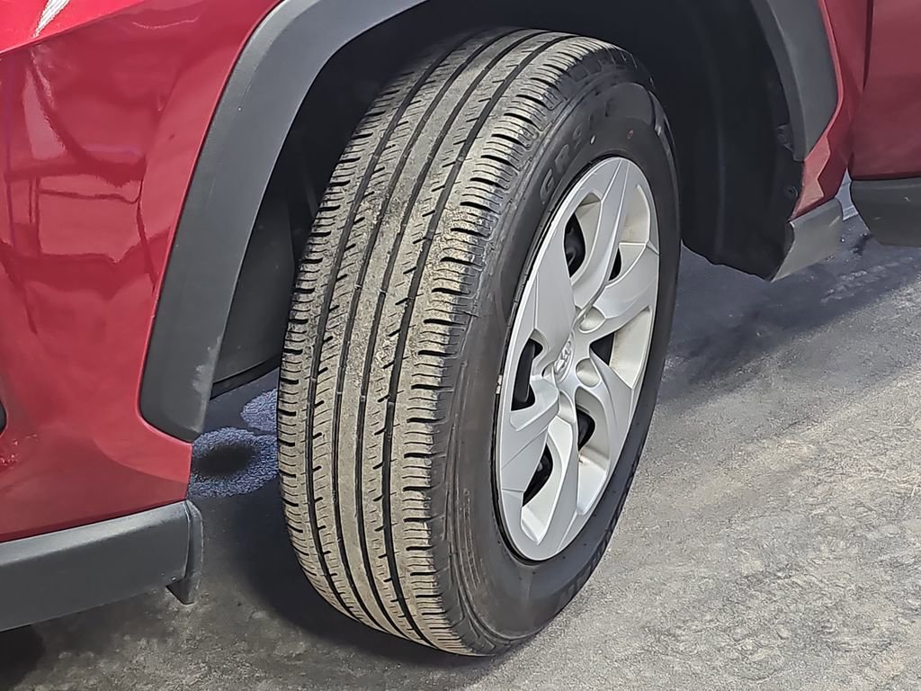 Used 2024 Toyota RAV4 LE AWD/4WD image 32