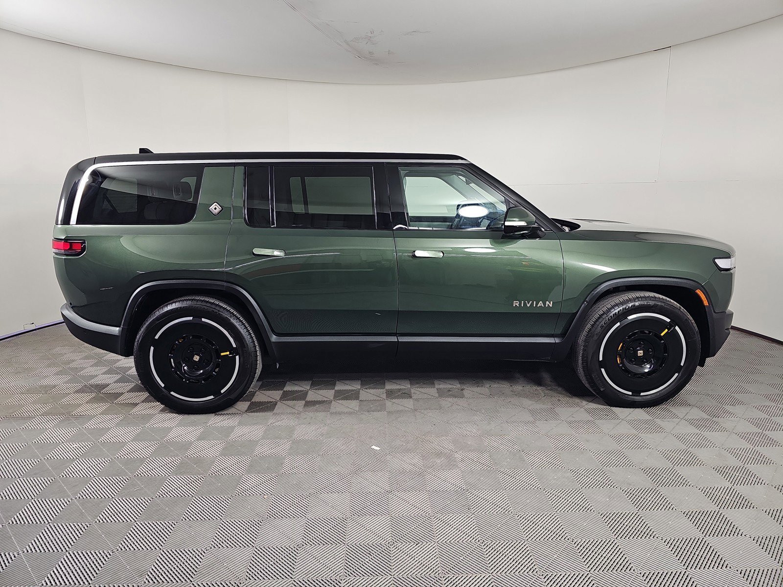 Used 2024 Rivian R1S Adventure image 6