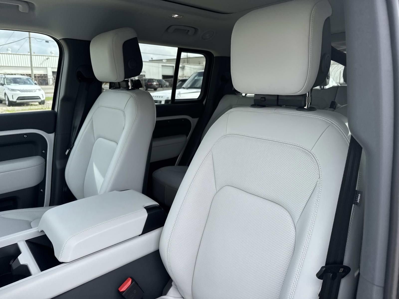 New 2026 Land Rover Defender 130 X-Dynamic SE image 10