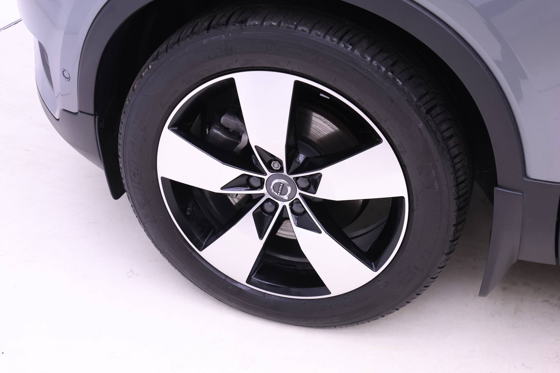 Used 2019 Volvo XC40 T5 Momentum image 23