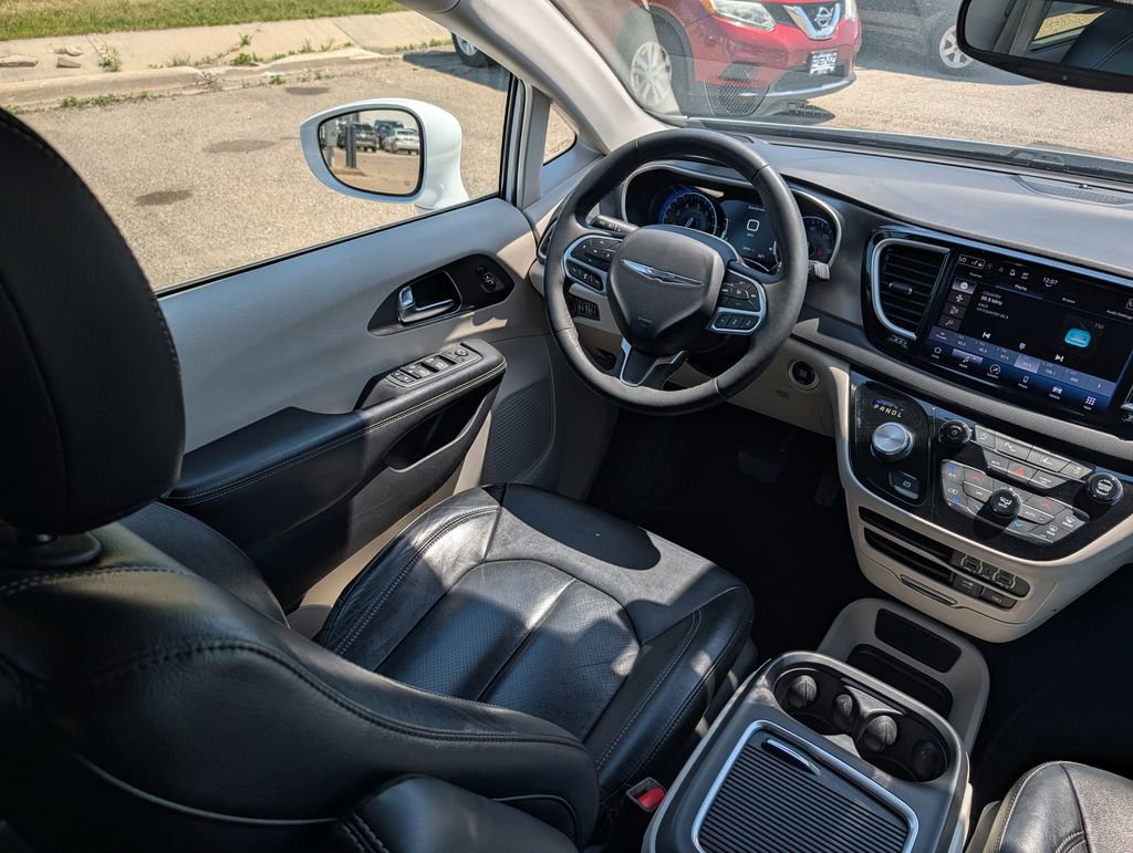 Used 2022 Chrysler Pacifica Touring-L FWD image 9