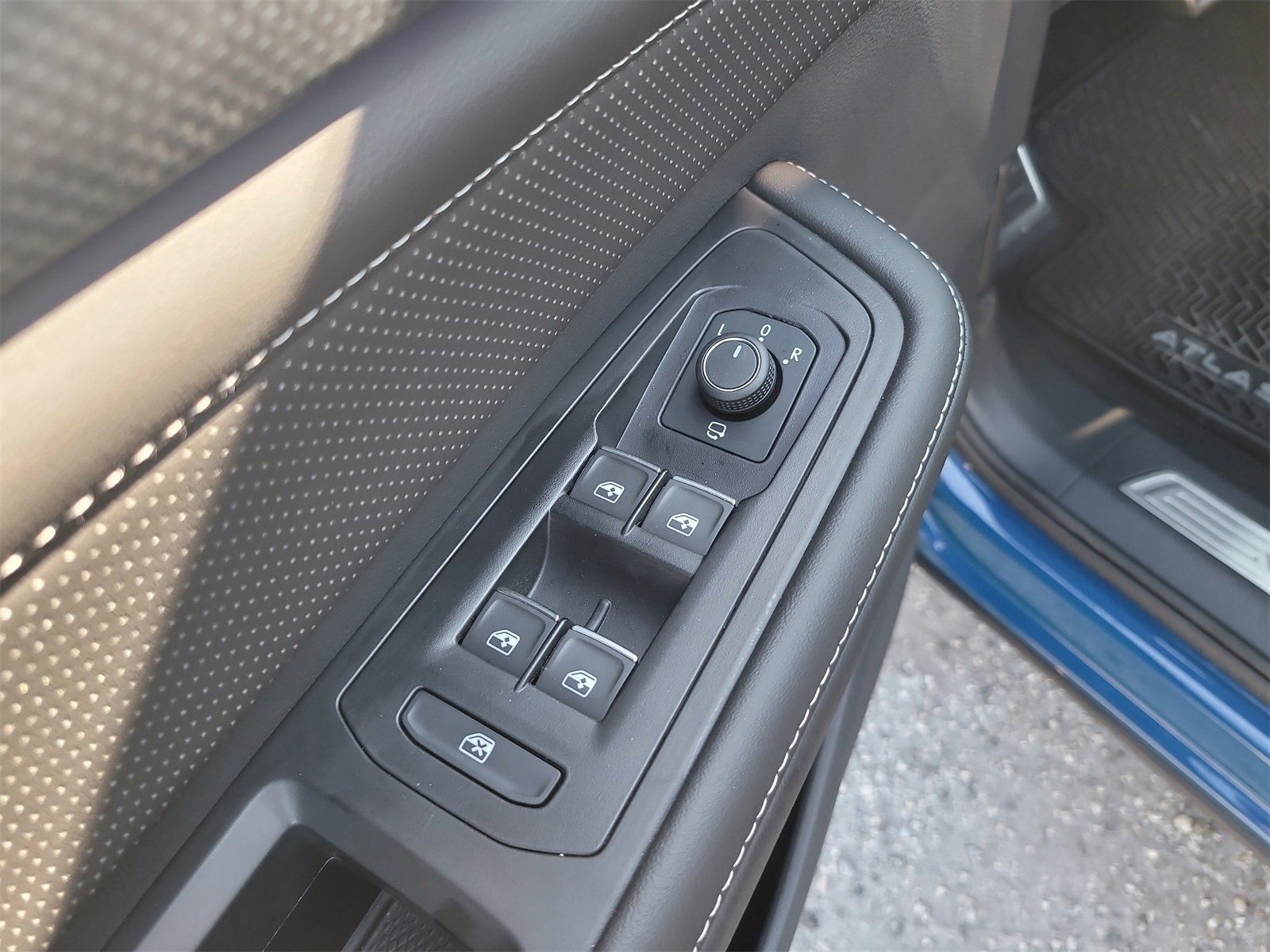 Used 2025 Volkswagen Atlas Cross Sport SEL Premium R-Line image 17