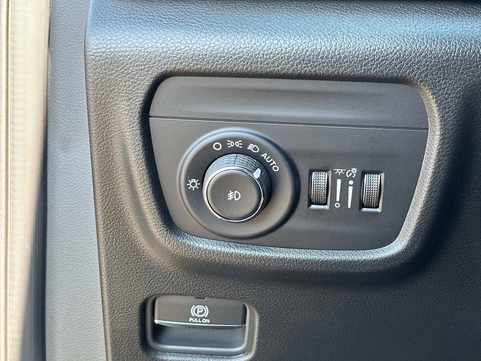 New 2025 Jeep Grand Cherokee Limited w/ Luxury Tech Group II AWD/4WD image 32