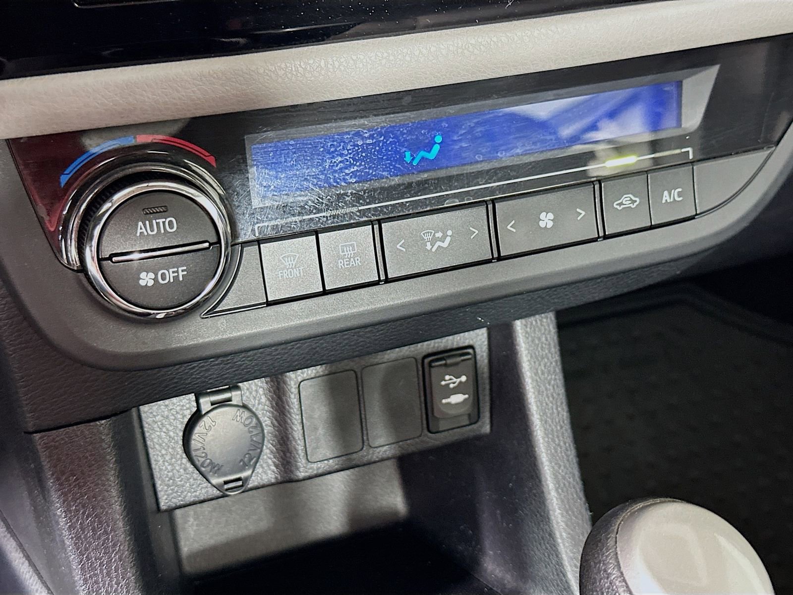 Used 2014 Toyota Corolla LE FWD image 15