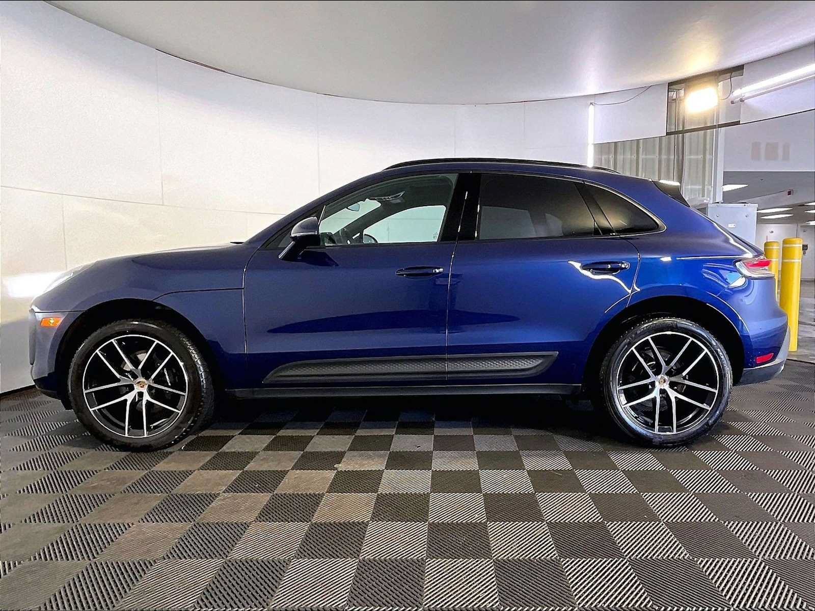 Certified 2024 Porsche Macan AWD/4WD image 2