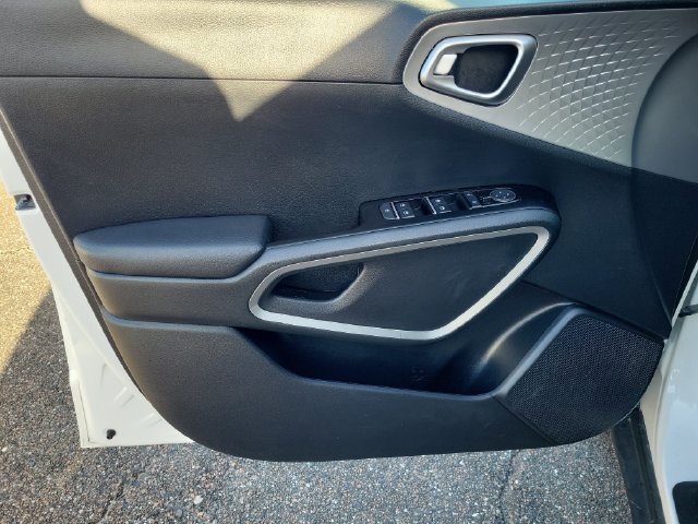 Used 2024 Kia Soul LX w/ LX Technology Package FWD image 15
